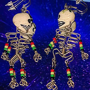 Skellet örhänge - Ascoola örhängen i nyskick!💀🖤 Kunden står för frankten💚 Priset kan ev. diskuteras :)💛 (Liten gåva ingår)❤️