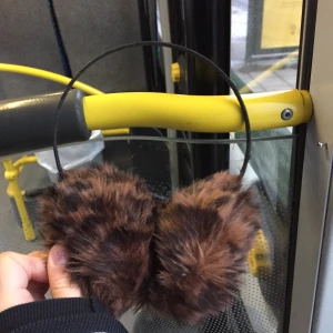  Leopard muffar  - Super söta öronvärmare med päls leopard tyg! Köpt secondhand men de är inte riktigt min smak!💋