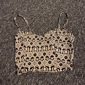 Hollister linne  - Ett linne som är i storlek M men den passar mig som bär M 