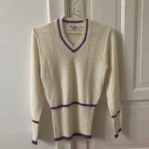 Stickad topp - Så söt stickad topp med några lila ränder. Köpare står för frakt💜💜