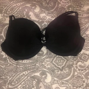Bikini överdel  storlek 80D - En topp till en bikini ,svart , lite push upp sen är de ett kors i ryggen. Köpt för 200kr säljer för 50kr🥰