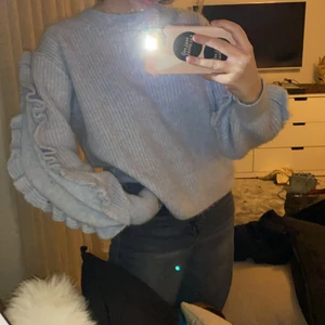 Blå stickad tröja - Säljer denna jättefina oanvända stickade tröjan från zara! Önska verkilgen jag hade pssat i denna fina blåa färgen men känner mih inte bekväm med färgen. Helt oanvänd! ❤️