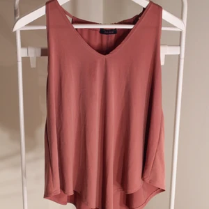 Rosa linne från First Love - Rosa linne från First Love fint skick! storlek: S Direkt pris: 20kr, Skriv buden till mig privat eller kommentera på bilden! Buda med minst 5kr varje gång ✨(Alla bud är välkomna) Köpare står för frakten (Du bestämmer vilket paket så länge det uppfyller vikt och storleks kraven)