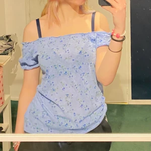 off shoulder topp - Superfin blå off shoulder topp med blommönster på. Superfint skick. Vet tyvärr inte storlek exakt men den är väldigt stretchig så passar dom flesta. Köparen står för frakten🦋🦋🦋