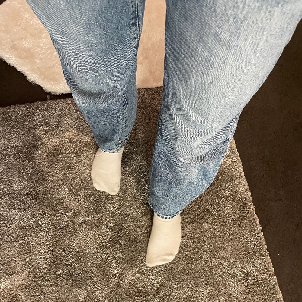Super trendiga vida/raka jeans från Gina!🥰Nypris 500kr!❤️säljes pga inte riktigt min stil på jeans längre och har för många🥴💖Inga skador eller liknande!! Ser ut som nya faktiskt! Väldigt sköna❤️vid fler intresserade blir det budgivning!☺️om spårbar frakt önskas går det nog att fixa på 63kr👍. Jeans & Byxor.
