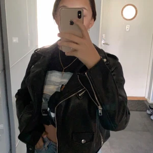 Zara skinnjacka - Jätte jätte fin skinnjacka från zara som sitter perfekt på mig som har S och vill ha det lite oversized, säljs pågrund av att jag redan har en liknande! ✨