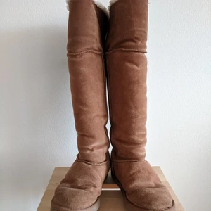 Stövlar i mocka med varmt foder - Knä höga stövlar, perfekta för kalla dagar. Super bekväma och i bra skick. Storlek 39/39.5 