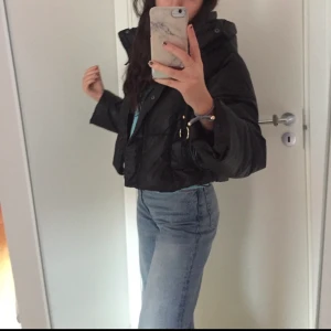 Puffer jacket - Jättesnygg puffer jacket ifrån bershka! Använd flertals gånger men fortfarande inte så mycket så jättefint skick. Lite kortare i modellen och matrialet som är utåt är mer åt det glansiga hållet. Frakt tillkommer och pris kan diskuteras💞 Jag är 165cm lång.