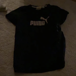 puma tshirt - tshirt med vitt tryck. i fint skick utom att trycket är lite sprucket (se bild). ganska croppad fit