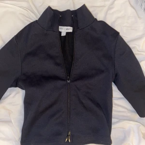 En fin tajt tröja - En slutsålt tröja från Ginatricot. tajt tröja med en dragkedja man själv bestämmer hur man vill att den ska sluta och vara. Den är även kort och fint till högmidjade och även lågmidjade byxor. Tröjan är i storlek XS. 