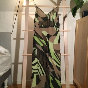 Grön klänning - Superfin klänning med otrolig passform. Säljer pga lite för liten för mig. Fler bilder finns vid intresse.:) 