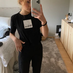 Zara T-shirt - T-shirt med vitt tryck på. Köpare står för frakt✨