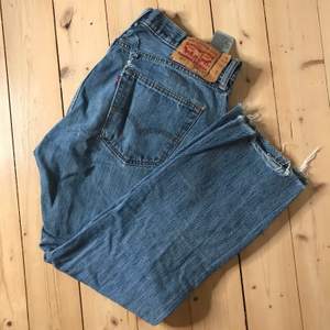 Levi’s jeans, blå. W34, L32. Säljer billigt pga. hål på baksida (se bild 2). Kan även posta, pris ex. frakt 🌸