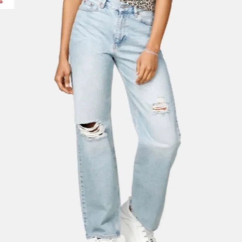 Säljer nu dessa jeans från junkyard i modellen ”manfriend” som jag inte tror säljs längre. Det är storlek 25, skriv privat om ni vill ha egen bild. Säljer billigt då hålet på knät blivit större, annars i bra skick (nypris: 500) SENASTE BUD: 200 + frakt. Jeans & Byxor.