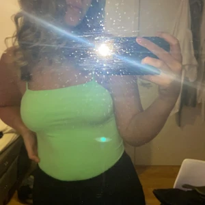 Grön body - Säljer min gröna body från vinbok, super fin och aldrig använd, den är i strl xs och köpte förra sommaren men har inte haft användning av, köparen står för frakten