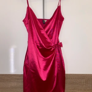 Klänning  - Aldrig använd 