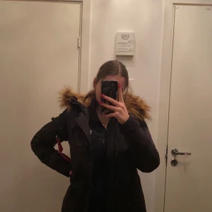 Alpha industries jacka  - Givetvis äkta. Använd ett fåtal gånger därmed i ny skick. Nypris 2200 kr. Säljer för 1500 men pris kan diskuteras. Storlek Xs men skulle även passa S.