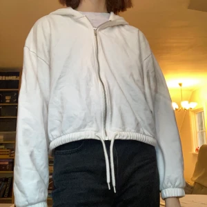 Vit zip hoodie - 🤍Vit zip hoddie med dragsko nertill🤍 Från Weekday🤍