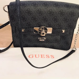 Guess och dkny  - Äkta guess och dkny väskor men frakten kan läggas till när du beställer båda väskorna.          dkny-900kr guess-800kr