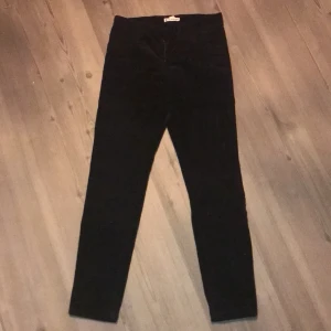 manchesterbyxor  - Svarta manchesterbyxor från Mango storlek EUR 34. Kan frakta och då står köparen för kostnaden 