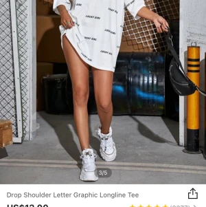 Vit t-shirt  - Använd 4-5 gånger, passar väldigt fint med ett par tighta leggings med bälte och utan funkar lika fint, kontakta för mer bilder, KÖPAREN STÅR FÖR FRAKT!💜