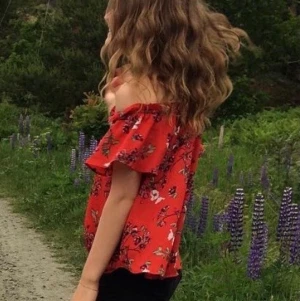 Röd blommig blus - Knappt använd röd gullig blus. Storlek 34 men är väldigt lös i passformen så passar i större storlekar också. Köpare står för frakt ;)