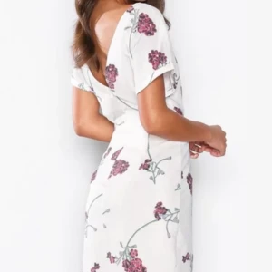 Klänning - Klänning använd 1 gång på fest. Helt ny skick. Köptes på Nelly för 499. Kan fraktas men då står köparen för frakten. 