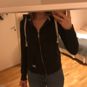 Huvtröja med dragkedja - Säljer den här då den har blivit för liten för mig, den är köpt på lager 157 för några år sedan men är i helt okej skick. Köparen står för frakten men jag kan också mötas upp i Stockholm💕
