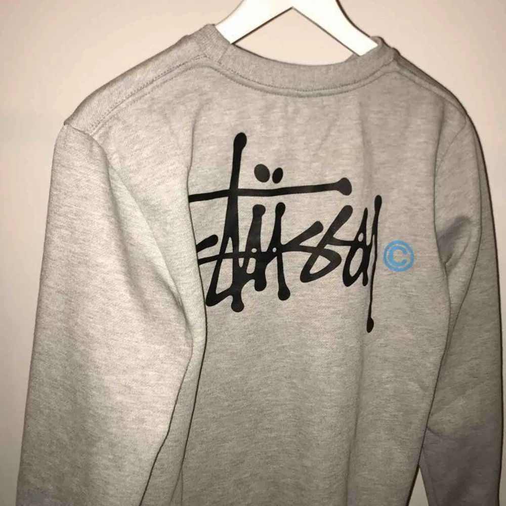 Stüssy logo sweatshirt!💗 💗Condition 10/10 💗Aldrig använd  💗Medium i herrstorlek. Hoodies.