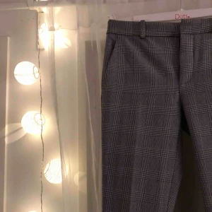  - Väldigt sköna och snygga kostymbyxor från zara. Längre baktill än framtill.  Nypris: 400kr Köparen står för frakt  För fler bilder medela mig