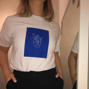  - Snygg vit t-shirt med tryck. Säljes av Uf företaget Semi Uf (@semi.uf på instagram)! Vi skänker 20kr till Mind för varje tröja såld 💙 Frakt 45kr. Beställ här eller skicka ett DM på instagram 🤩