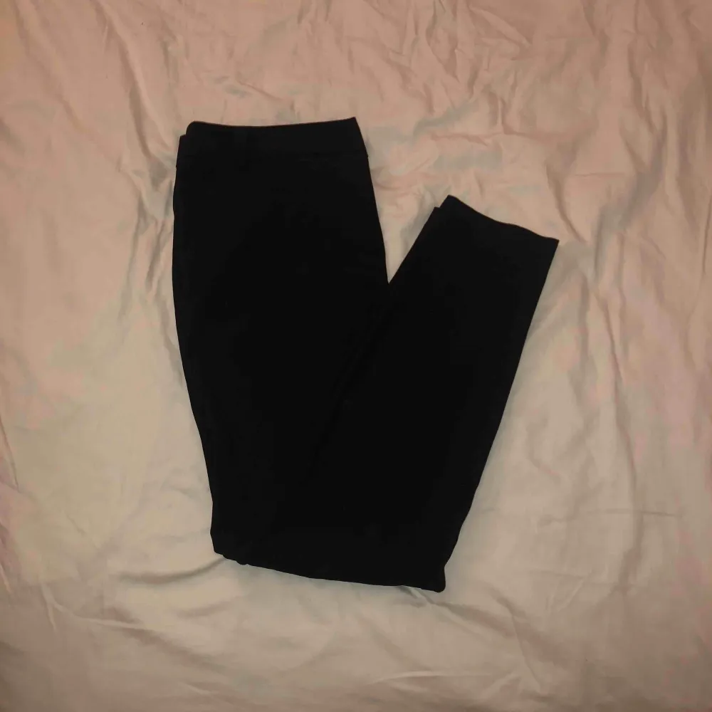 Snygga, stilrena svarta kostymbyxor från Vero Moda.. Jeans & Byxor.
