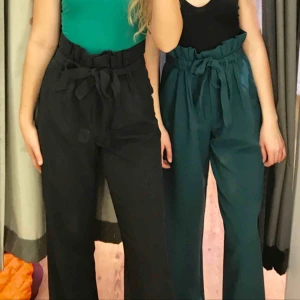  - Säljer dem svarta byxorna på bilder. Otroligt bekväma och snygga. Använda fåtal gånger, som nya.