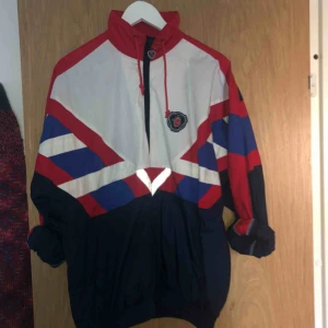 - En retro jacka från Erikshjälpen, står XL i jackan men mer som L, 100 kr + frakt (som ligger på 55kr)❤️