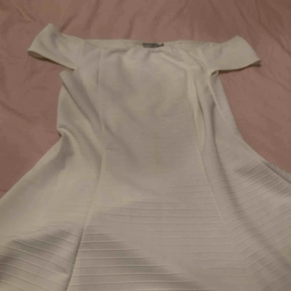 Lana Del Rey 2012-ish inspirerad off shoulder klänning i vitt med räfflade ränder horisontellt, använd ca 1 gång🌹🌕 frakt ingår💕. Klänningar.