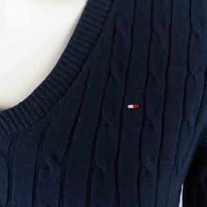 Så fin kabelstickad marinblå tröja från Tommy Hilfiger. Nypris cirka 1000 kr, storlek S 💓
