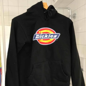  - en dickies hoodie använd ett fåtal gånger! köpt på Från A till Ö :) möts helst upp i stockholm annsrs står köparen för frakten! 