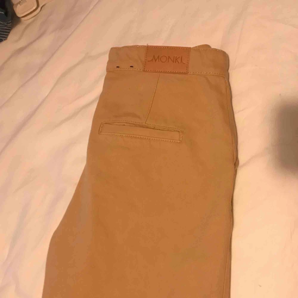 super snygga vida khaki färgade byxor. från monki och aldrig använda. de kostade 400kr nya, och är som sagt helt oanvända. ett riktigt fynd🌤. Jeans & Byxor.