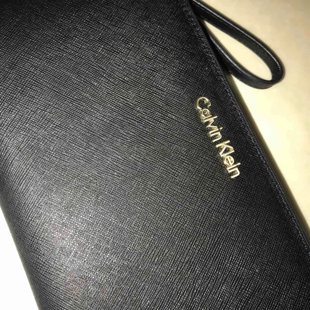 Säljer denna äkta plånbok från Calvin Klein! Mycket fin och bra kvalité, köptes i Losangeles  Priset kan diskuteras vid snabbköp! . Väskor.