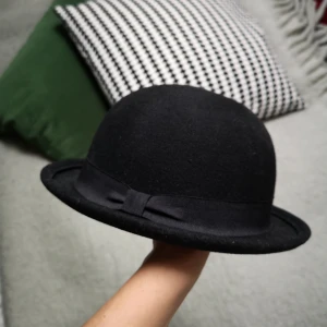  - Pete Doherty-hatt i ull! Tänker även på Dupont och Dupont. 