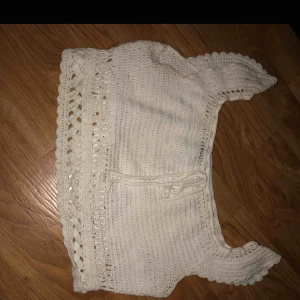  - Säljer en vit jättefin stickad topp i storlek xs. 30kr. Finns att hämta i Norrköping eller så tillkommer fraktkostnad på 30kr. 