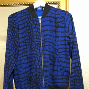  - Köptes i adidas store i Stockholm , använd 3 gånger max tror jag ?  Jag är S-M o passar mig väldigt bra ! 