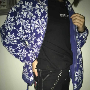  - Blå Adidas jacka. Size 38 men är ganska oversized. Köptes för 700kr och den är bara använd ett par gånger. Kan mötas upp i Stockholm, annars tillkommer frakt 