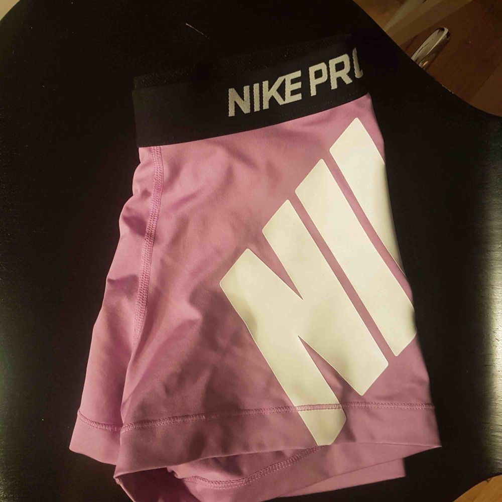 Säljer mina Nike PRO tränings shorts, köparen står för frakt. För bilder på skriv till mig💕 . Jeans & Byxor.