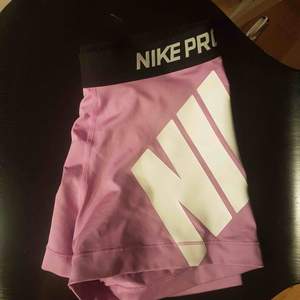 Säljer mina Nike PRO tränings shorts, köparen står för frakt. För bilder på skriv till mig💕 