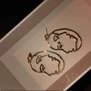  - Jätte snygga örhänge i guld färg,köpta från Lindex 💕 
