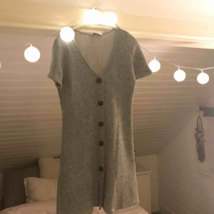  - Jättesöt ribbad klänning den Zara helt sprillans ny och oanvänd. Kan användas som blus då den är ganska kort, jättesnygg till ett par svara bootcut jeans! 