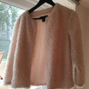  - Mysig teddy kofta. Använd högst fem ggr. Ljusrosa mot gammalrosa! Kan hämtas vid tc/Odenplan alt Huddinge 🌸 frakt 39 kr