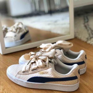  - PUMA Basket skor, helt oanvända. Köptes för ett halvår sedan för 1099kr men har tyvärr inte kommit till användning. Först till kvarn! Köpare står för frakt, upphämtning i Jakobsberg.