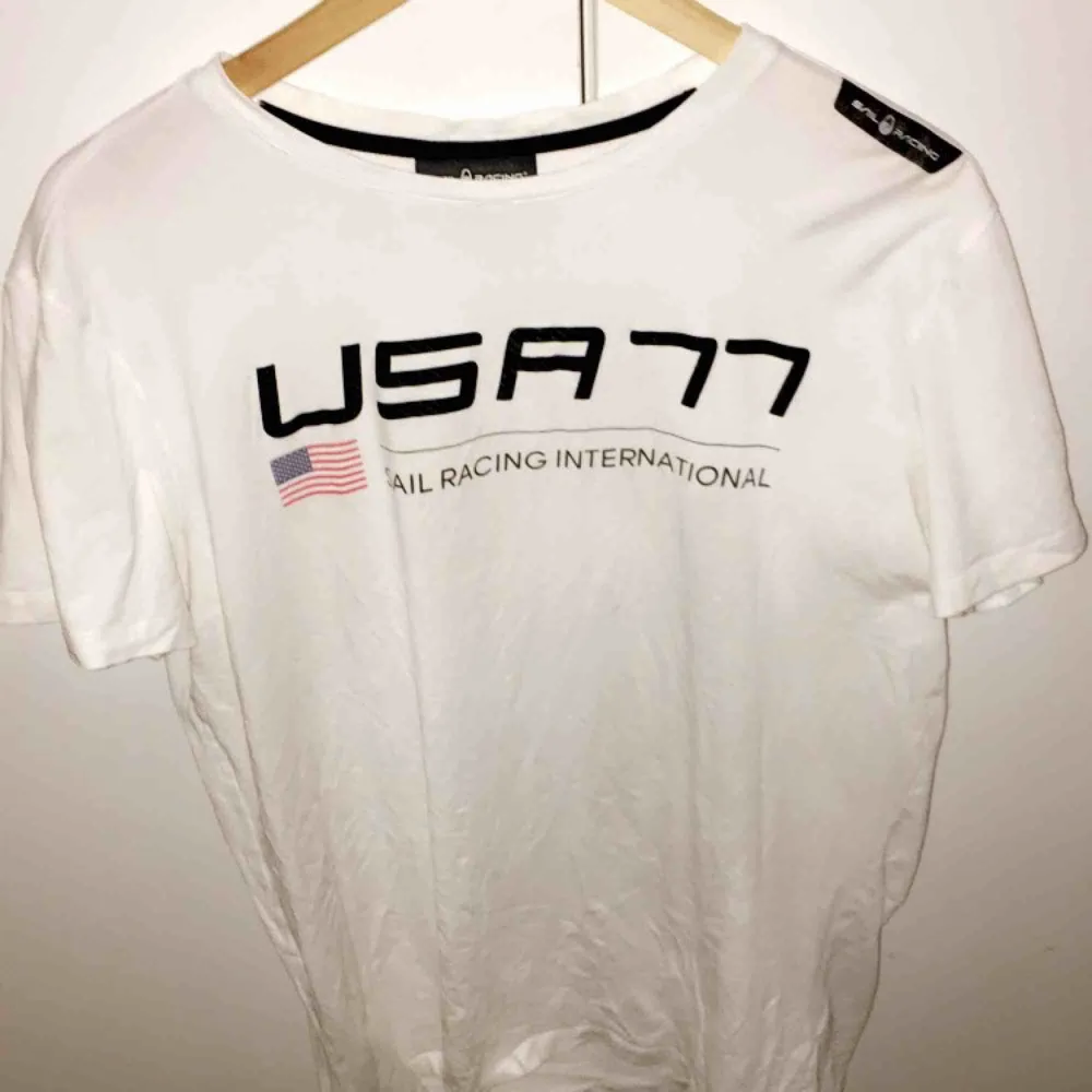 Säljer en Sail Racing t-shirt strl L, passar både M och S! bra skick utan skador. T-shirts.